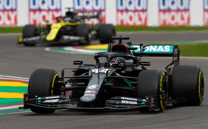 VC Emilia Romagna: Rušný záver s víťazstvom Hamiltona. Konštruktérsky titul pre Mercedes